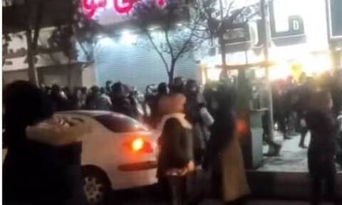 Χάος στο Ιράν: Νυχτερινές διαδηλώσεις συγκλόνισαν τη χώρα