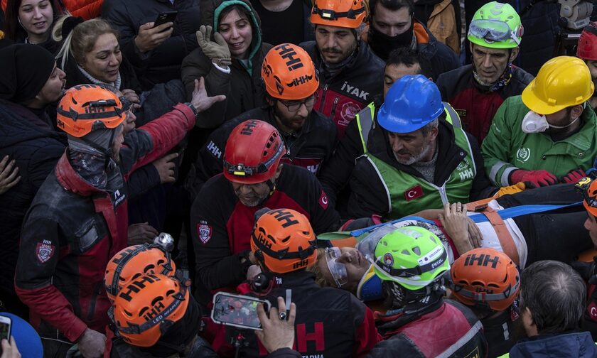 Σεισμός στην Τουρκία: Άνδρας ανασύρθηκε ζωντανός μέσα από τα συντρίμμια, 11 μέρες μετά