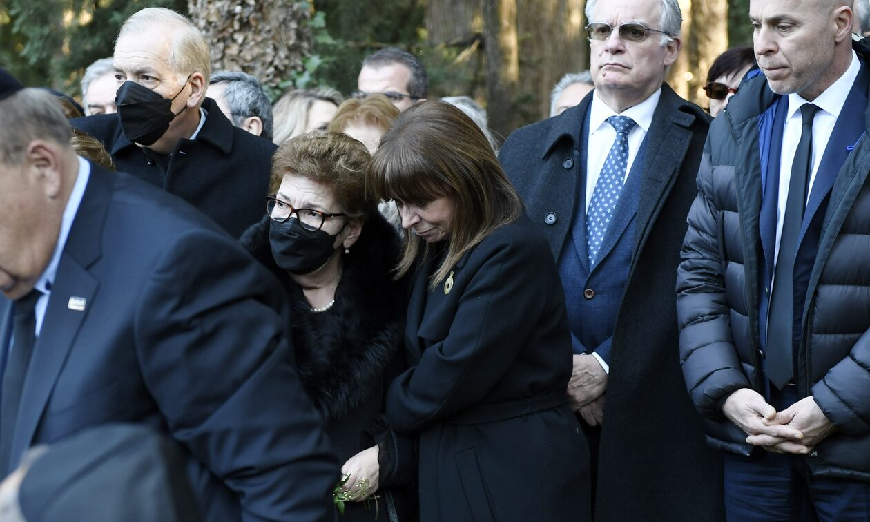 Μωυσής Ελισάφ: Η αγκαλιά που έκανε η Κατερίνα Σακελλαροπούλου στη σύζυγό του στην κηδεία