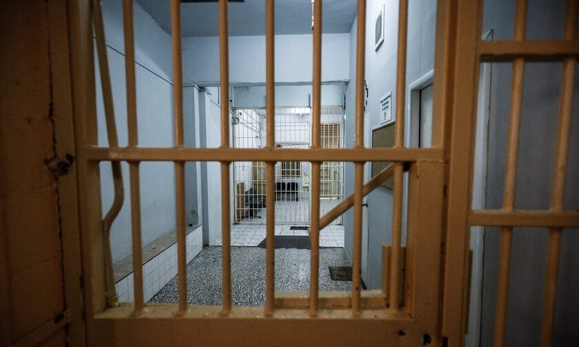 Θεσσαλονίκη: Ποινή φυλάκισης 10 ετών σε 37χρονη για μεγάλη «κομπίνα» σε βάρος της κουμπαρας της