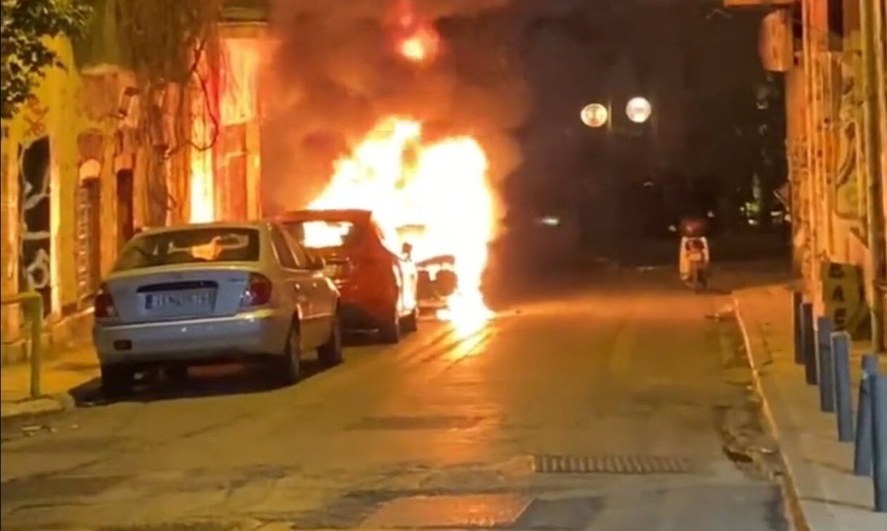 Εξάρχεια: Στις φλόγες όχημα μετά από επίθεση αγνώστων σε διμοιρία των ΜΑΤ
