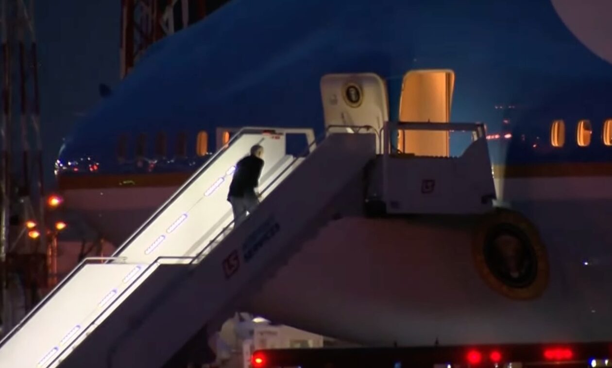 Τζο Μπάιντεν: Νέα επική τούμπα στη σκάλα του αεροπλάνου κατά την αναχώρησή του από την Πολωνία
