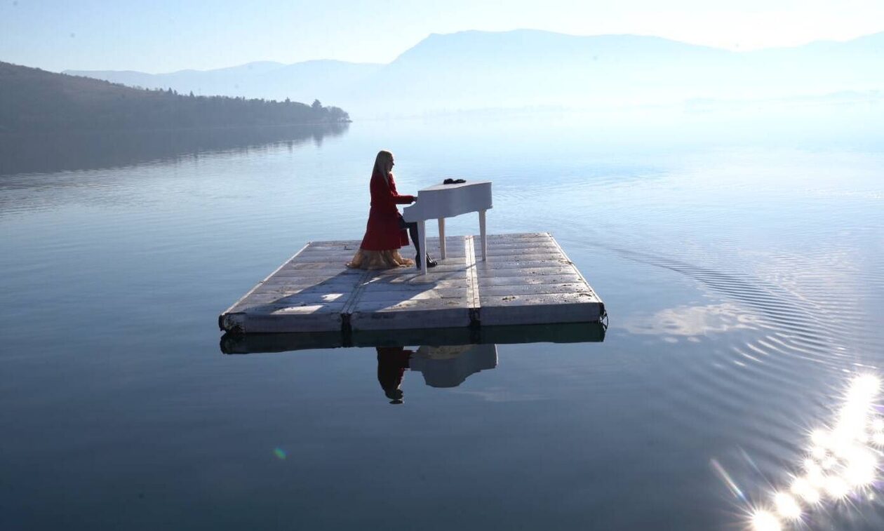 Καστοριά: Η «ιπτάμενη πιανίστα» παίζει πιάνο στη μέση της λίμνης