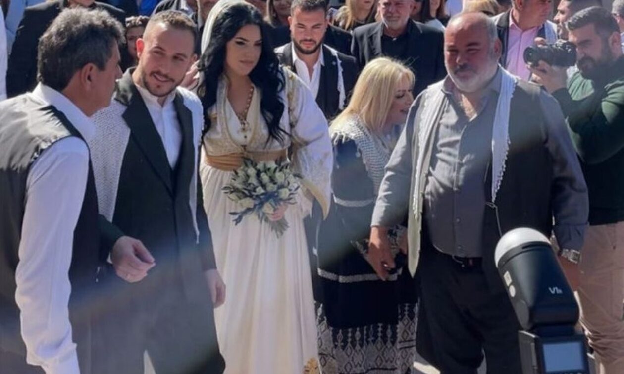 Ένας γάμος από τα παλιά στην Κρήτη - Πήραν τη νύφη από το σπίτι και τραγούδησαν ριζίτικα!