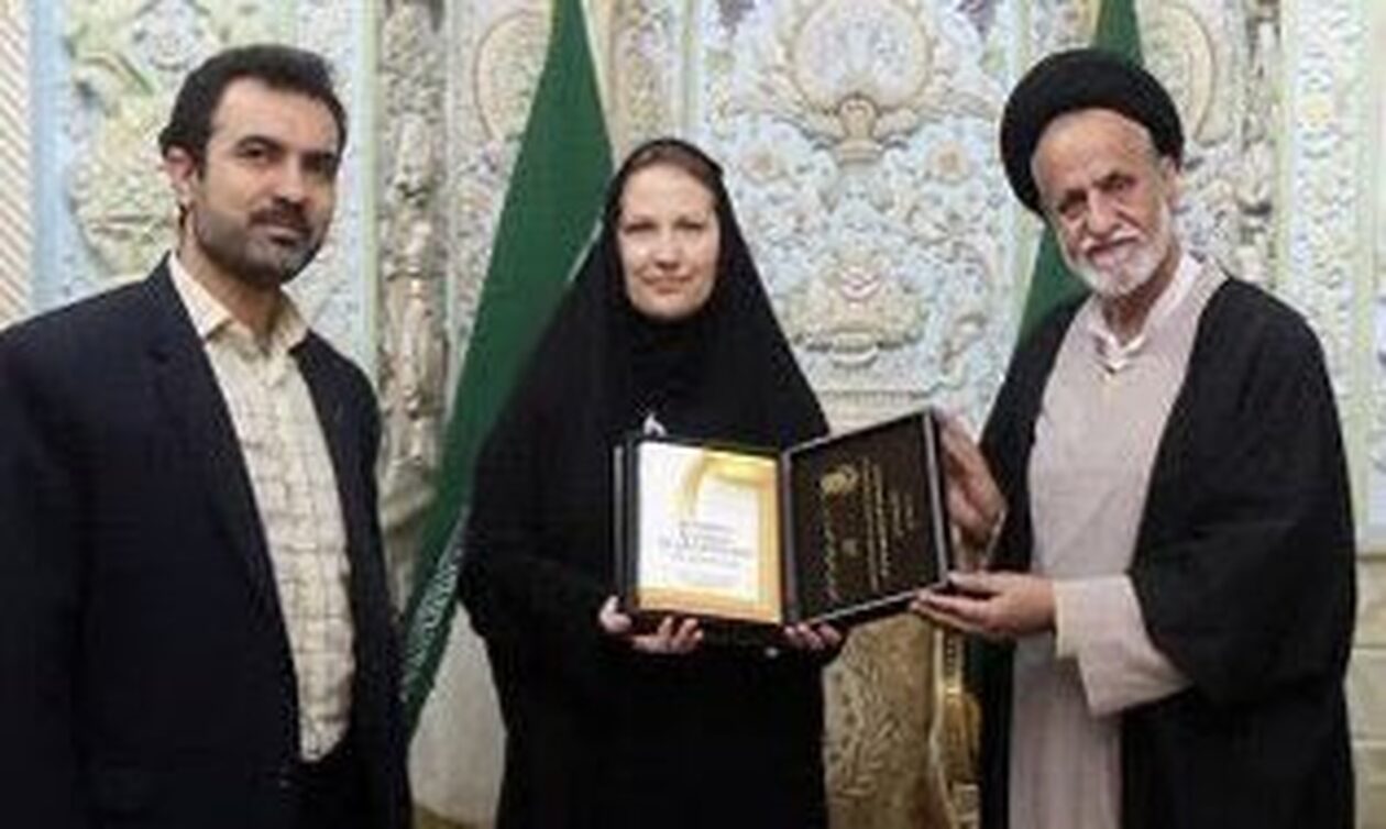 Ιράν: Η πρέσβης της Ελβετίας κατηγορείται για προδοσία επειδή εμφανίστηκε με τσαντόρ