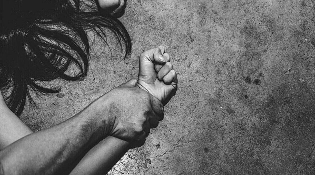 Γνωστός ταχυδακτυλουργός προφυλακίστηκε για τον βιασμό της βαφτιστήρας του