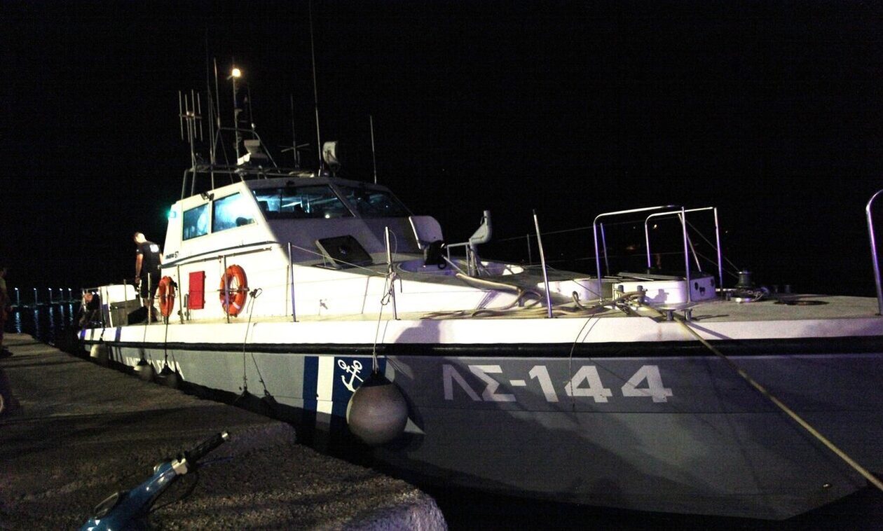 Αποκολλήθηκε το φορτηγό πλοίο που είχε προσαράξει σε βραχώδη περιοχή της Τήλου