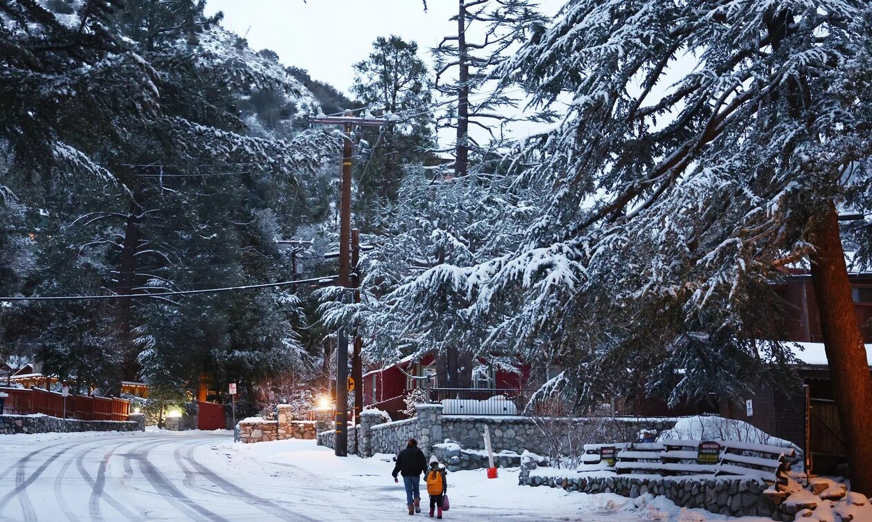 ΗΠΑ: Πυκνές χιονοπτώσεις στην Καλιφόρνια - Χιλιάδες νοικοκυριά στο σκοτάδι