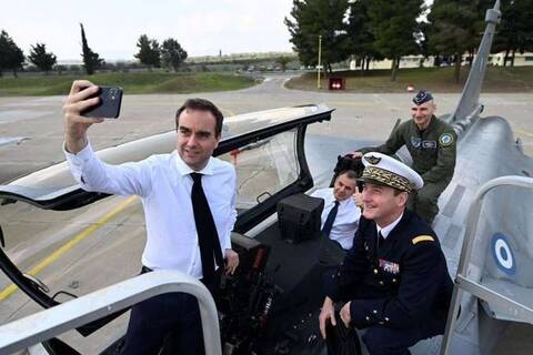 Η selfie του Γάλλου υπουργού Άμυνας με τον Νίκο Παναγιωτόπουλο στο Rafale