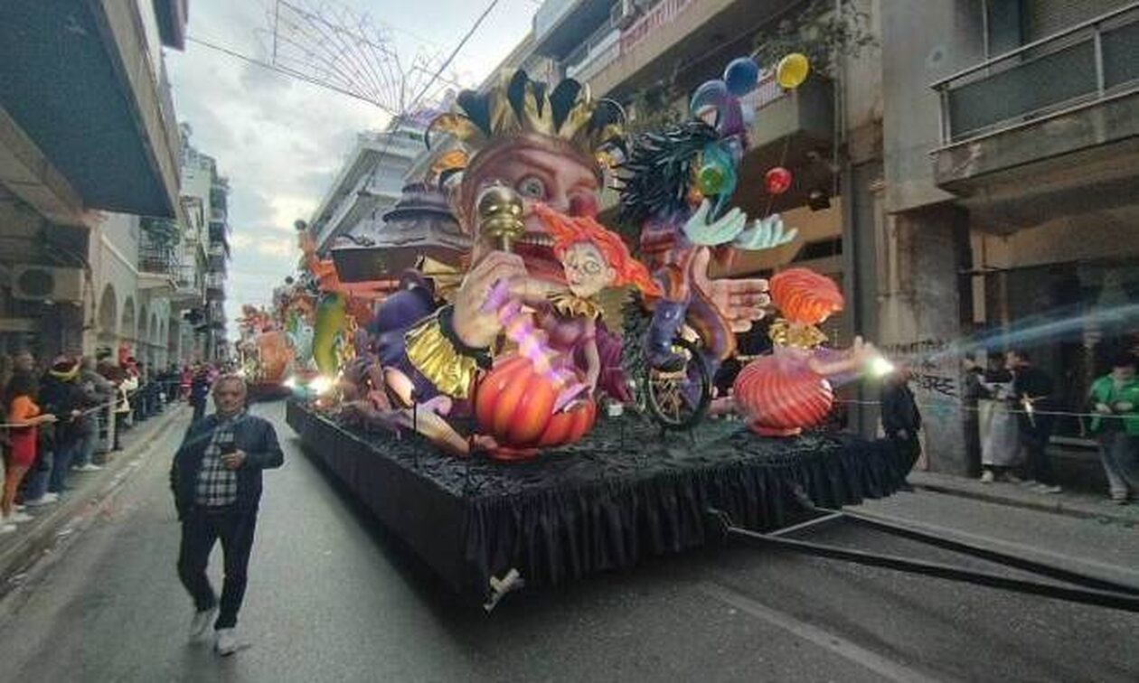 Πατρινό Καρναβάλι: Δείτε ζωντανά τη νυχτερινή ποδαράτη παρέλαση