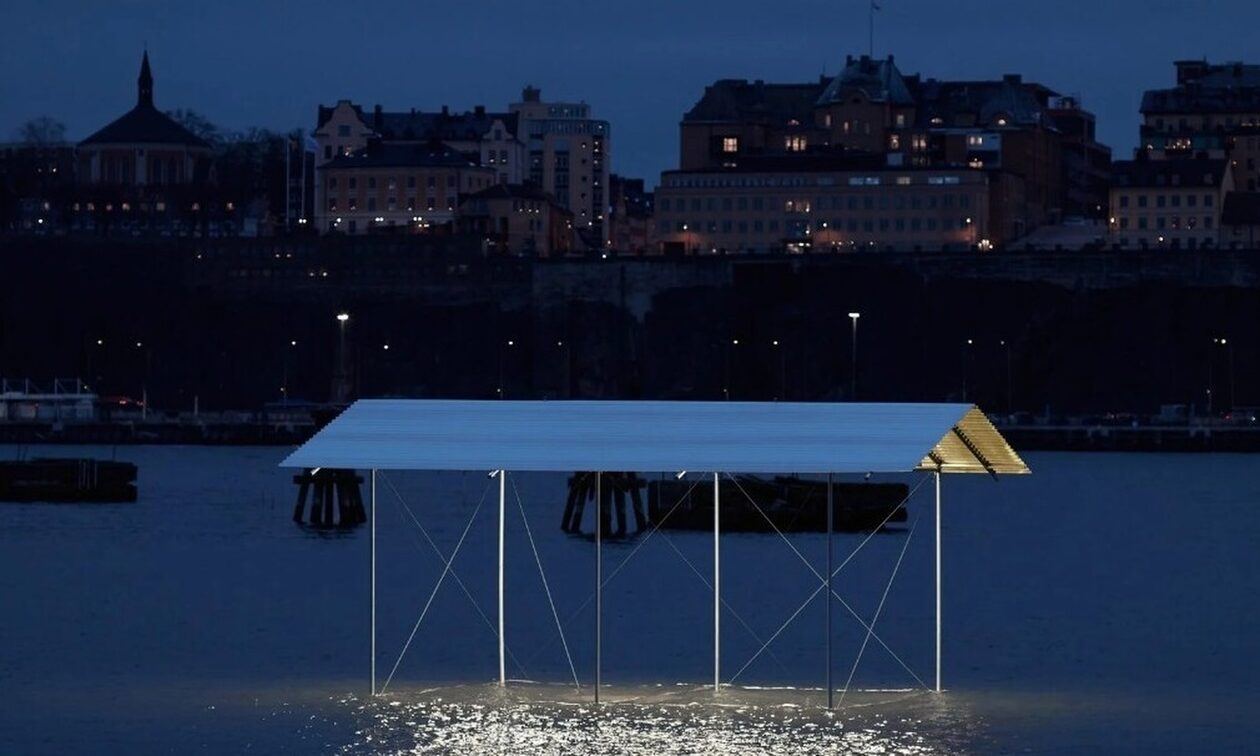 «Καταφύγιο» στα νερά της Στοκχόλμης, μια εγκατάσταση που συμβολίζει τα δεινά των προσφύγων