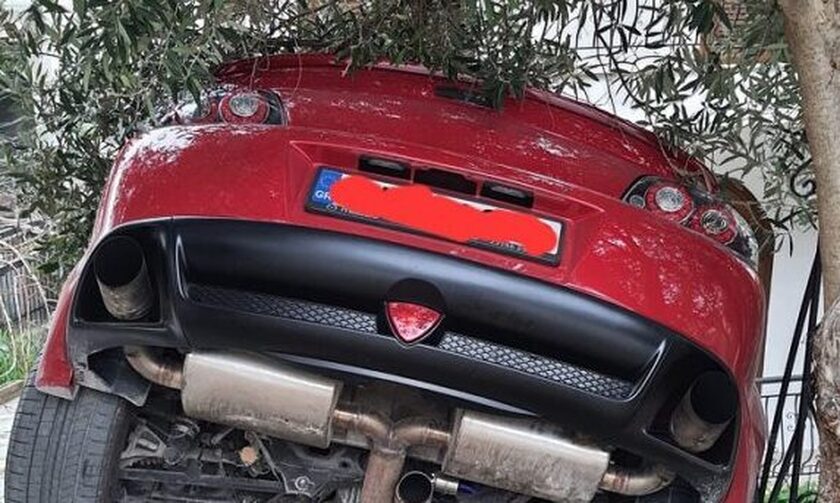 Θεσσαλονίκη: Αυτοκίνητο «προσγειώθηκε» σε… αυλή σπιτιού
