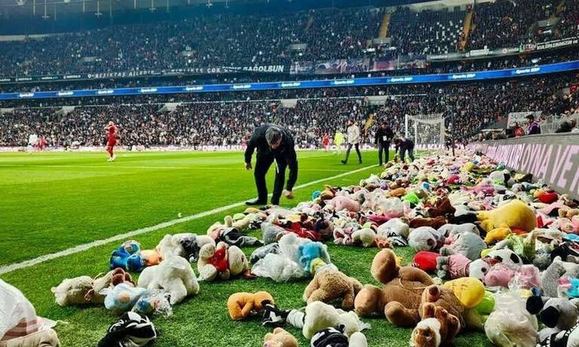 Τουρκία: Συνθήματα κατά Ερντογάν - Πέταξαν παιχνίδια στο γήπεδο για τα σεισμόπληκτα παιδιά (videos)