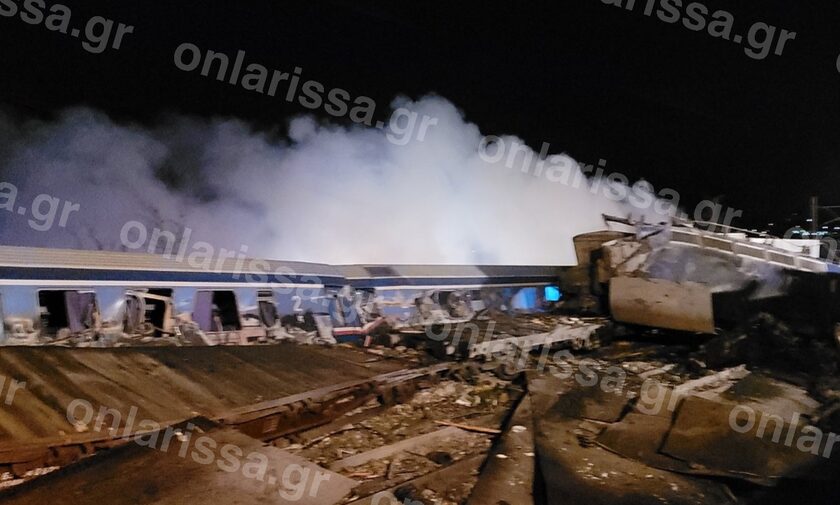 Σύγκρουση τρένων στα Τέμπη: Απεγκλωβίζονται τραυματίες από τις δύο αμαξοστοιχίες