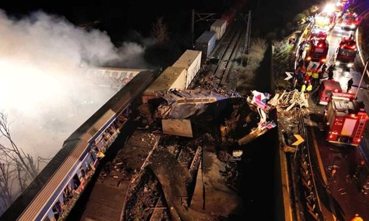 Σύγκρουση τρένων στα Τέμπη: Πληροφορίες για τουλάχιστον 15 νεκρούς