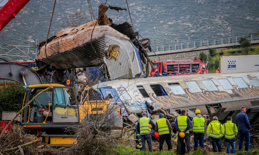 Σύγκρουση τρένων στα Τέμπη: Απολογείται ο σταθμάρχης για το σιδηροδρομικό δυστύχημα