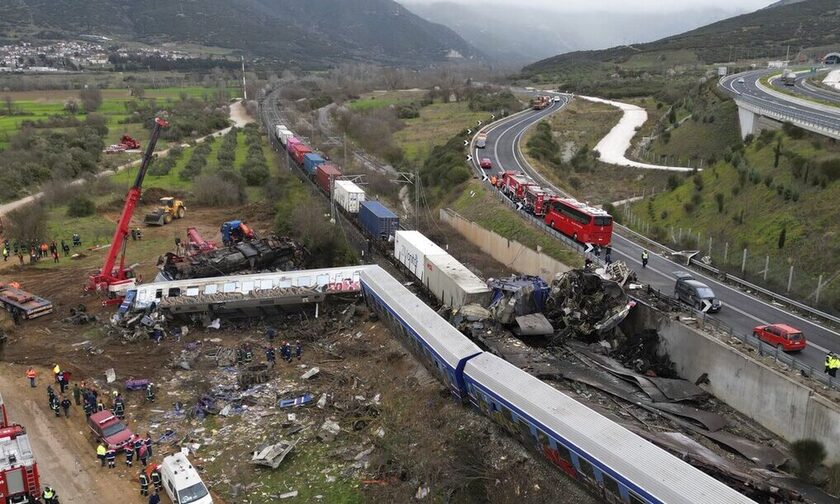 Συγκλονισμένο το πανελλήνιο από τη σιδηροδρομική τραγωδία στα Τέμπη