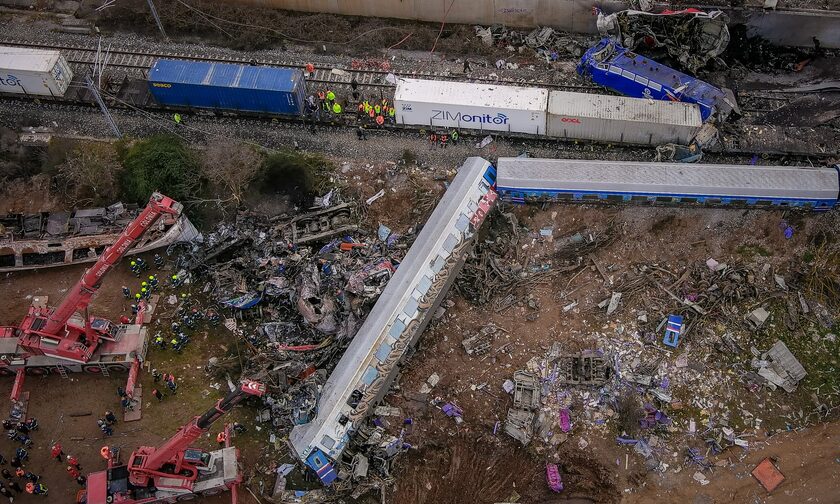 Σύγκρουση τρένων στα Τέμπη: Μια στρατιωτικός και μητέρα 2 παιδιών ανάμεσα στους νεκρούς