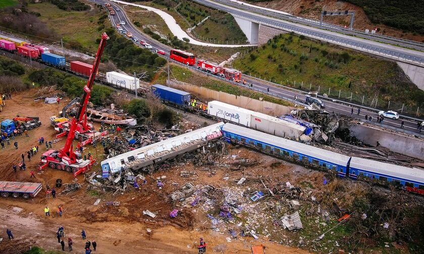 Εικόνες από drone από το πολύνεκρο σιδηροδρομικό δυστύχημα στα Τέμπη. Σύγκρουση εμπορικής με επιβατι