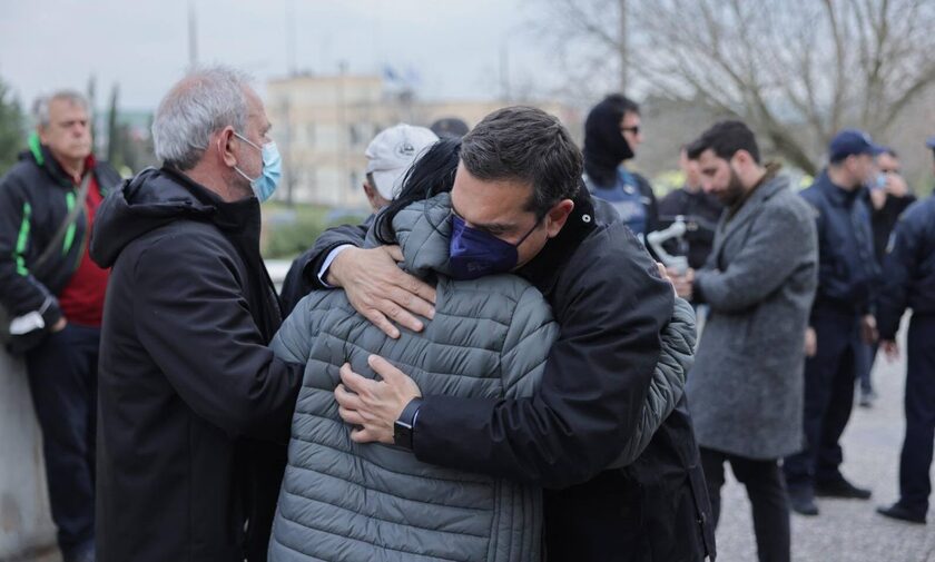 Με συγγενείς θυμάτων στη Λάρισα ο Αλέξης Τσίπρας – Έδωσε αίμα για τους τραυματίες