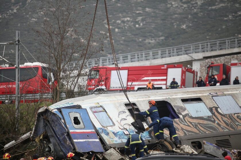 Σύγκρουση τρένων στα Τέμπη: Λιγοστεύουν οι ελπίδες για επιζώντες