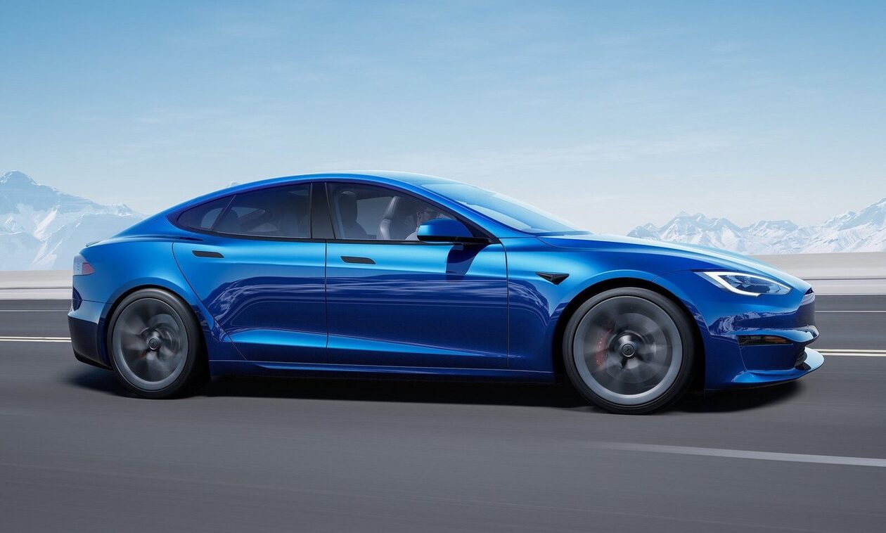 Δείτε ένα Tesla Model S να πιάνει την τελική του