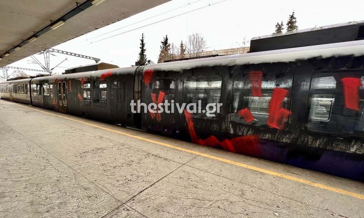 Θεσσαλονίκη: Έβαψαν με μαύρη και κόκκινη μπογιά βαγόνια της Hellenic Train