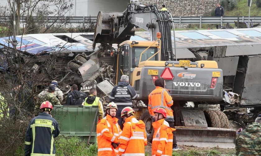 Σύγκρουση τρένων στα Τέμπη: Ειδοποίησαν τον σταθμάρχη 17 λεπτά πριν την τραγωδία