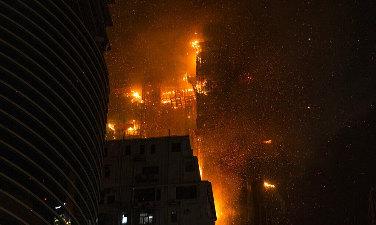 Κίνα: Μεγάλη φωτιά σε ουρανοξύστη στο Χονγκ Κονγκ (video)