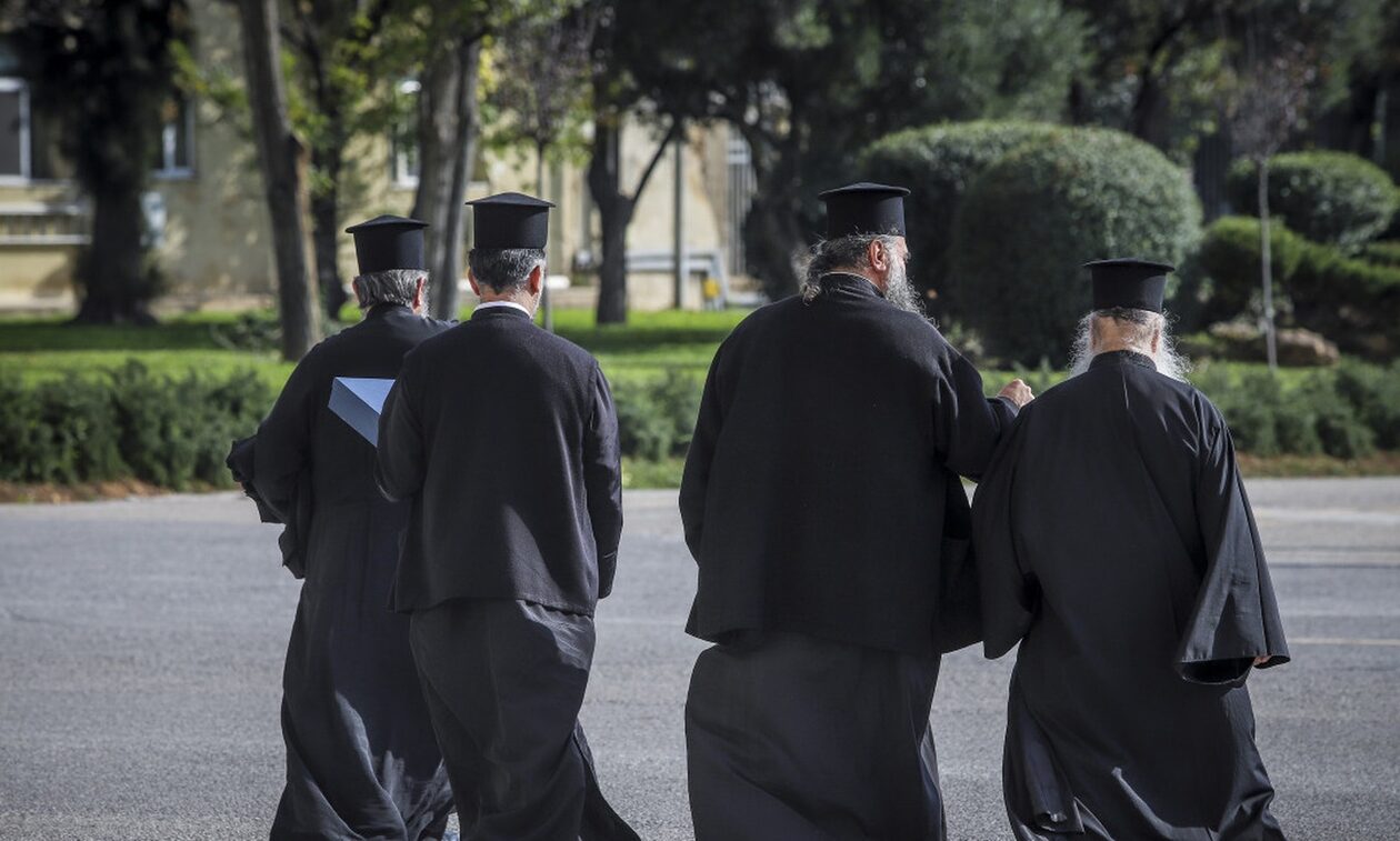 Στους 10.717 ανέρχονται οι κληρικοί και οι εκκλησιαστικοί υπάλληλοι στην Ελλάδα