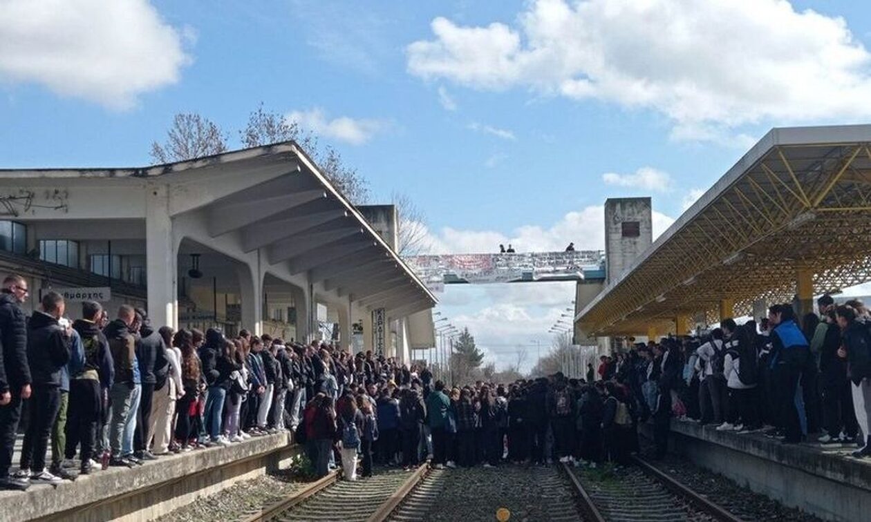Συγκέντρωση για τα Τέμπη στην Καρδίτσα: Άναψαν κεράκια πάνω στις ράγες του τρένου
