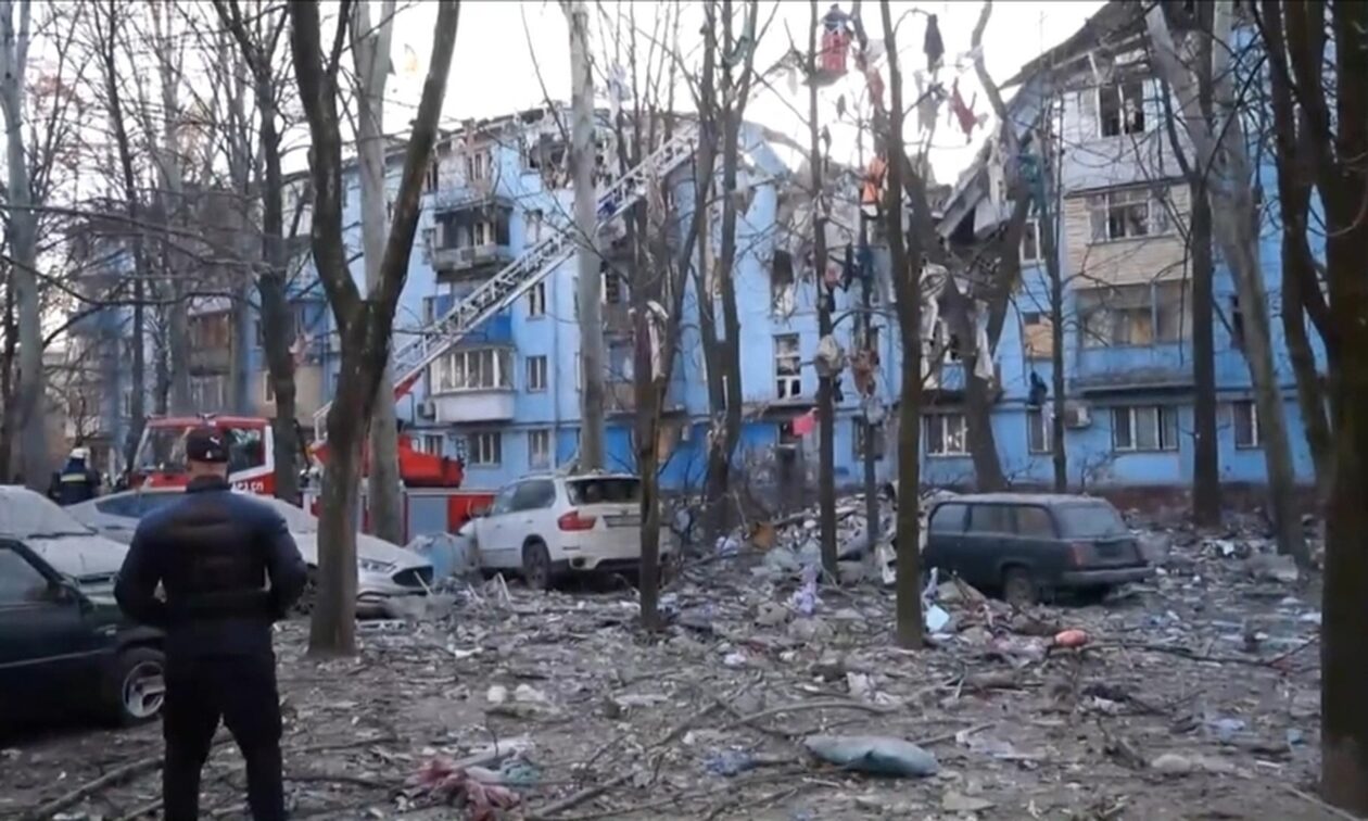 Ουκρανία: 11 νεκροί από την πυραυλική επίθεση Ρώσων σε πολυκατοικία στη Ζαπορίζια