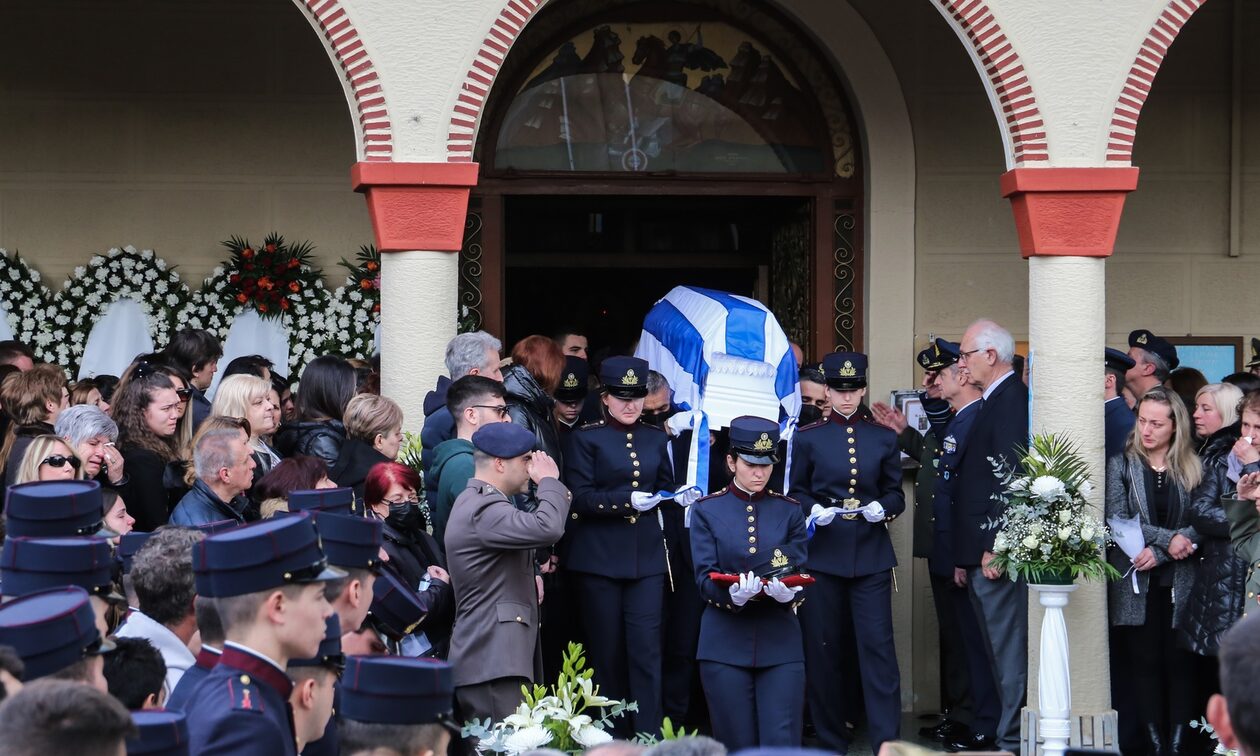 Τέμπη: Σπαρακτικό αντίο στην κηδεία της στρατιωτικού Κλαούντια Λάτα
