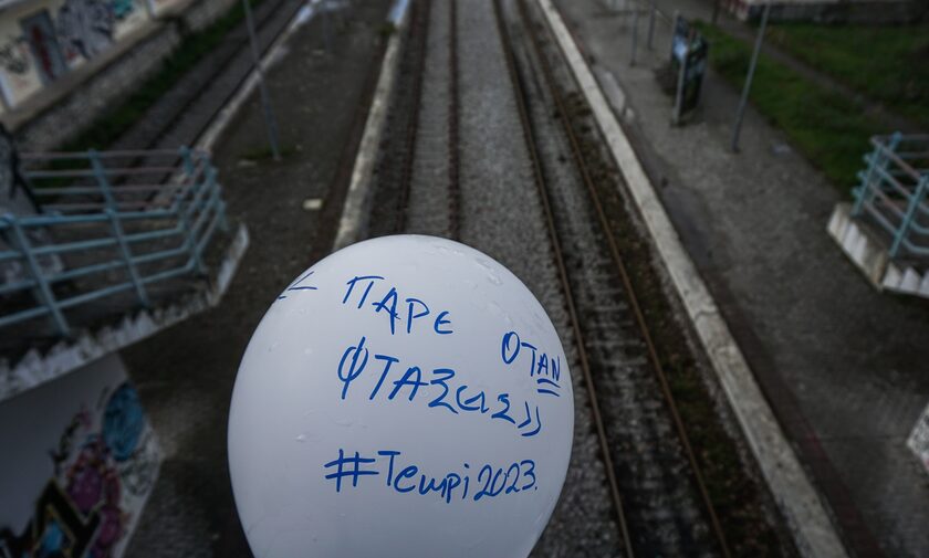 Τέμπη: «Έφτασα μάνα... Δεν πονάω πια» - Σπαρακτικά μηνύματα σε μπαλόνια για τα θύματα της τραγωδίας