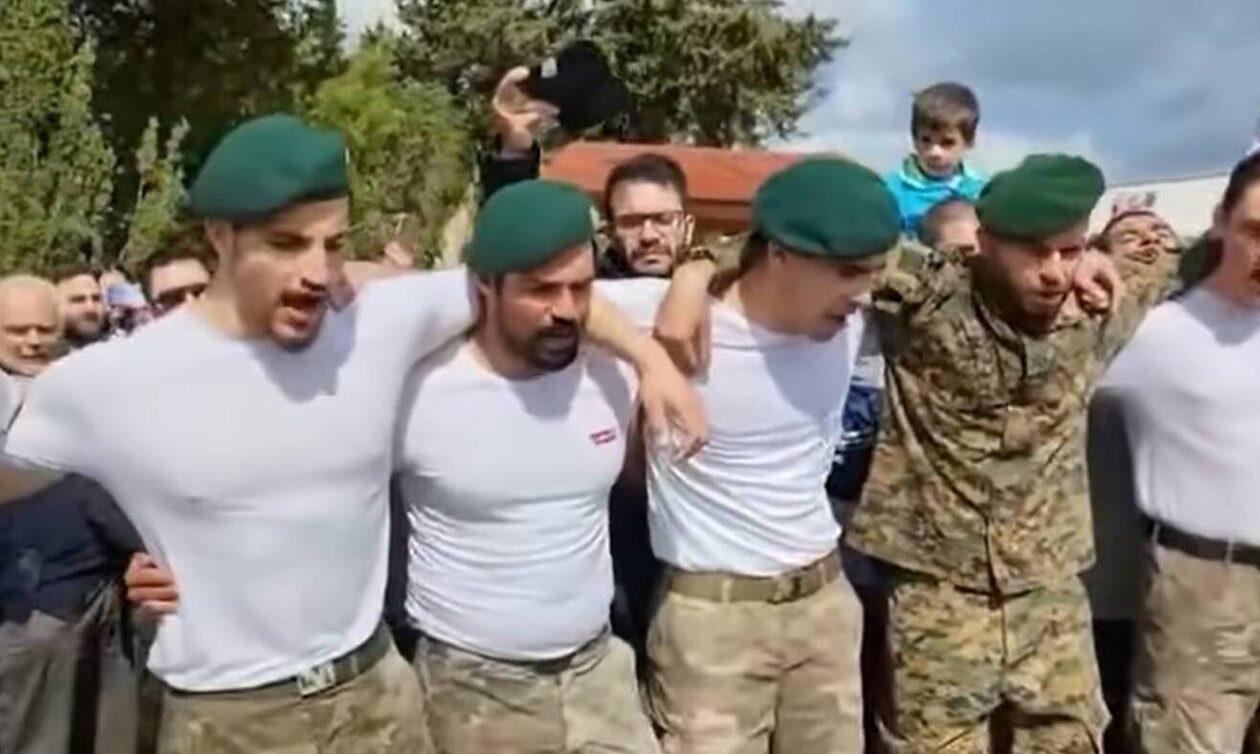 Τέμπη: Ανατριχίλα! Άνδρες των ΛΟΚ αποτίουν φόρο τιμής στον Κυπριανό Παπαϊωάννου