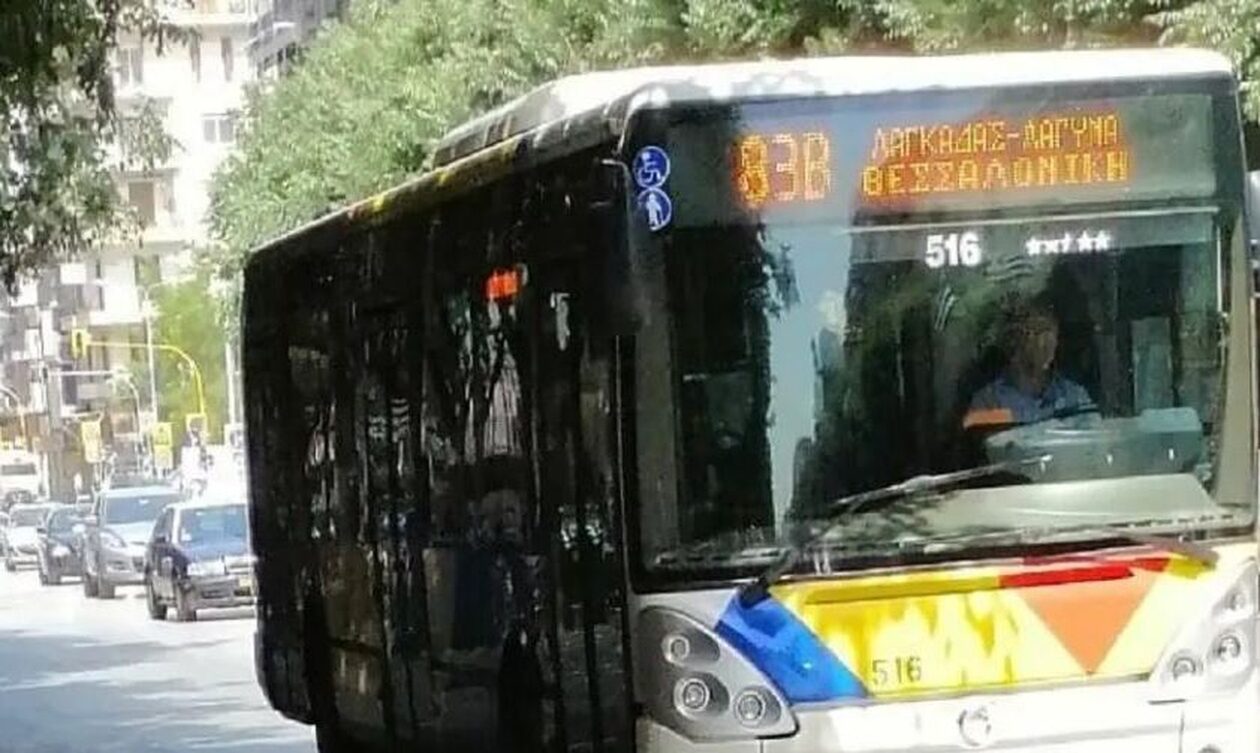 Θεσσαλονίκη: Λεωφορείο ακινητοποιήθηκε και οι επιβάτες έσπασαν τα τζάμια για να βγουν
