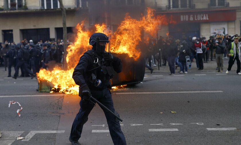 Διαδηλώσεις και απεργίες σαρώνουν τη Γαλλία
