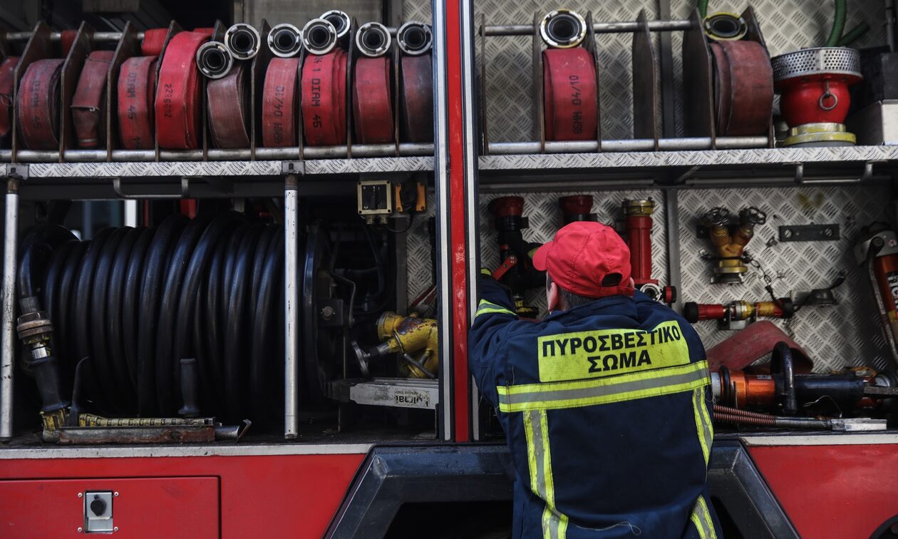 Φωτιά σε δώμα στο Μοναστηράκι – Μεγάλη η κινητοποίηση της Πυροσβεστικής