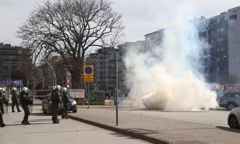 Θεσσαλονίκη: Επεισόδια στην πορεία για τα Τέμπη - Πετροπόλεμος και δακρυγόνα