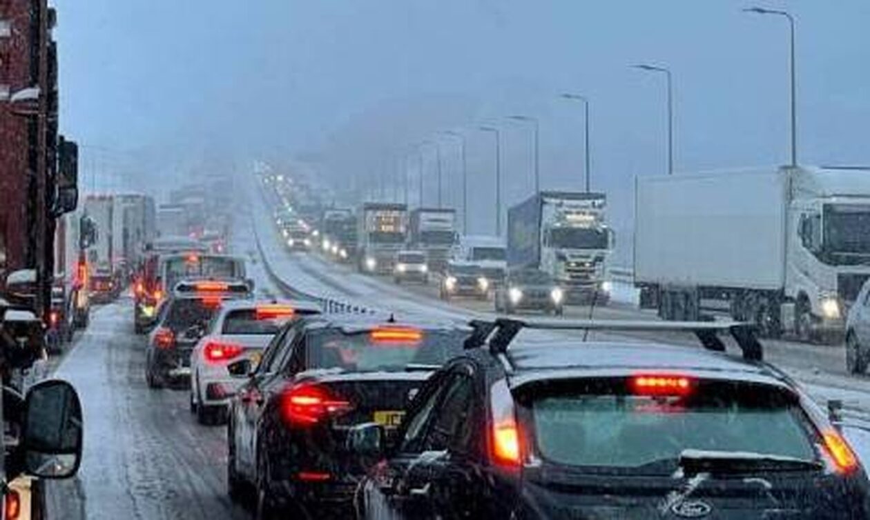 Πολικό ψύχος στη Βρετανία: Χιονοθύελλες προκαλούν χάος σε μεταφορές και ηλεκτροδότηση