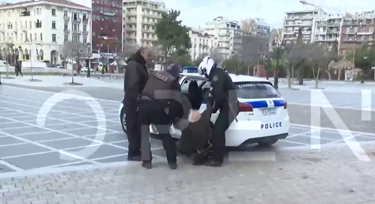 Θεσσαλονίκη: Αστυνομικοί έσυραν σε live μετάδοση τον Τρεμόπουλο μέχρι το περιπολικό