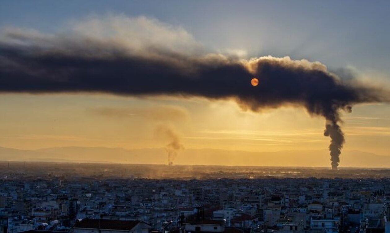 Απόκοσμες εικόνες στη Θεσσαλονίκη: Κρύφτηκε ο ήλιος από μαύρο καπνό
