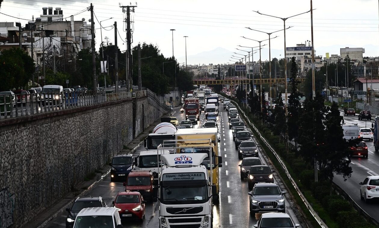 Κίνηση στους δρόμους: «Ουρές» χιλιομέτρων στον Κηφισό - Καθυστερήσεις στην Αττική Οδό