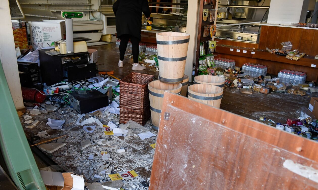 «Γης μαδιάμ» το παντοπωλείο στη Νέα Ερυθραία από έκρηξη βόμβας - Δείτε εικόνες