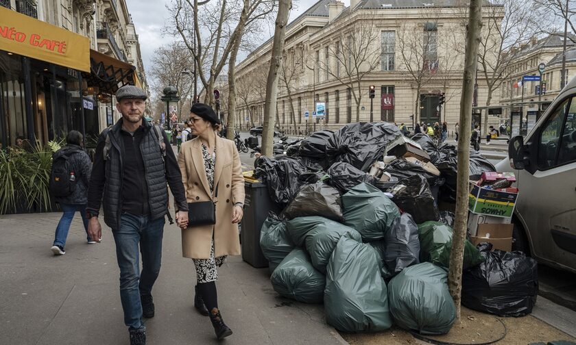 Τόνοι σκουπιδιών «πνίγουν» το Παρίσι