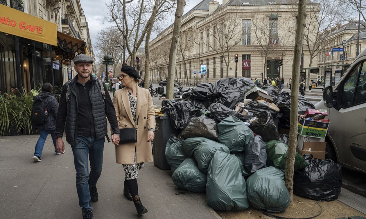 Παρίσι: Τα σκουπίδια «πνίγουν» την Πόλη του Φωτός - Φόβος για επέλαση...αρουραίων