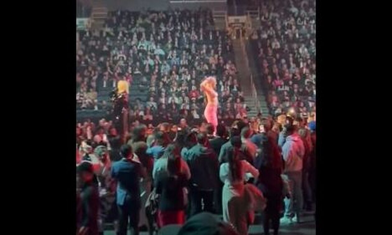 Σάλος στα μουσικά βραβεία Juno: H Αβρίλ Λαβίν έδιωξε γυμνόστηθη διαδηλώτρια απο τη σκηνή