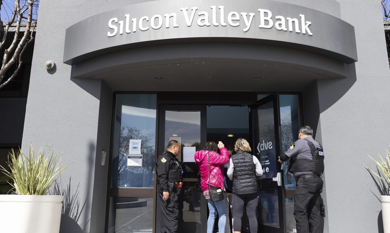Reuters: «Πλημμύρα» καταθέσεων στα αμερικανικά τραπεζικά μεγαθήρια έφερε η κατάρρευση της SVB