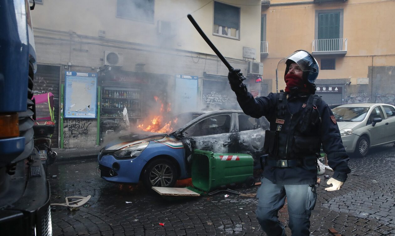 Τρομακτικά επεισόδια στη Νάπολη με τους οπαδούς της Άιντραχτ πριν τον αγώνα για το Τσάμπιονς Λιγκ