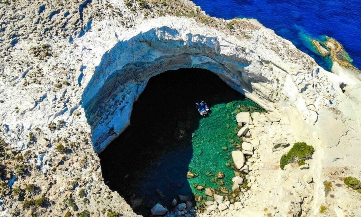Κολυμπώντας στη Σπηλιά της Συκιάς, με θέα στον ουρανό του Αιγαίου